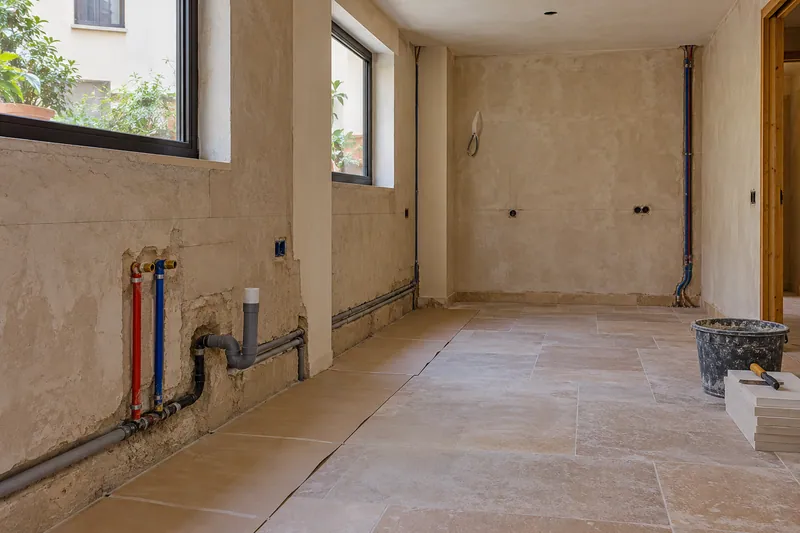 Visualización conceptual IA: Tuberías de suministro y desagüe durante la renovación de una cocina.